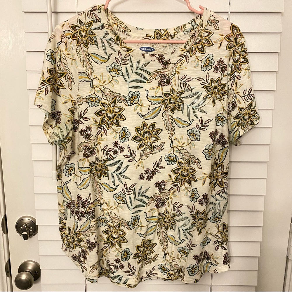 Old Navy - Women’s Floral Printed Tshirt in Size Large. Great condition.